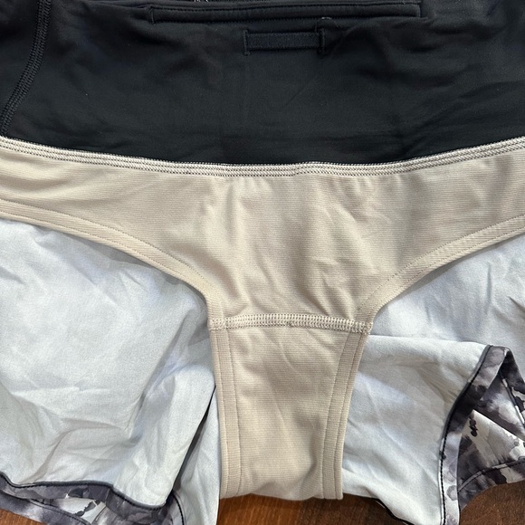 Lululemon SPEED UP low-rise lined 2.5" floral shorts size 6 - Picture 6 of 7